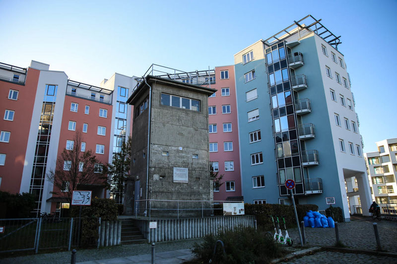 Monument Güntera Litfina w dawnej wieży dowodzenia  - śladami Muru Berlińskiego