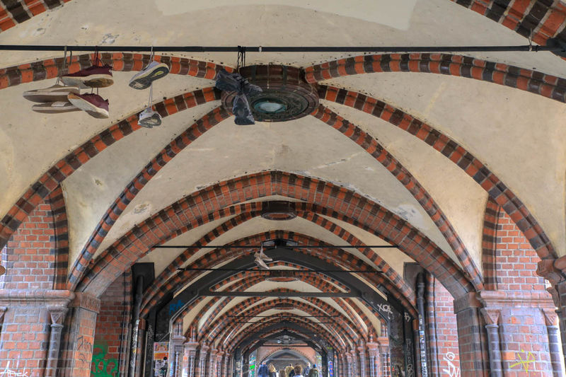 buty w pasażu mostu Oberbaumbrücke w Berlinie