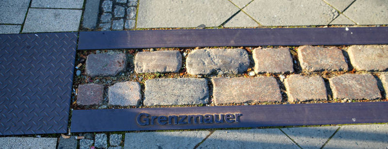 !Pamiątkowe miejsce granicy Muru Berlińskiego