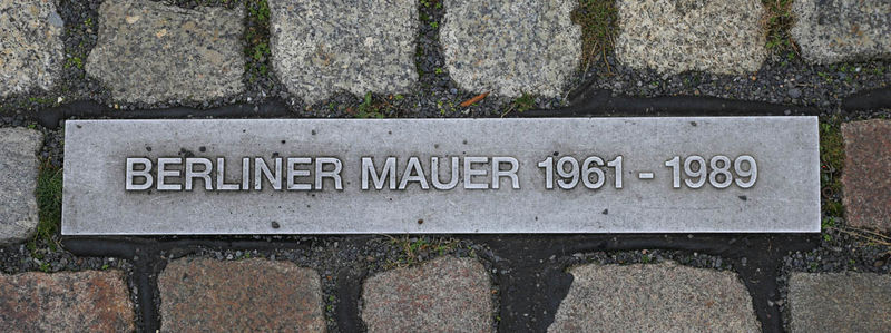 Pamiątkowa tabliczka na ziemi po Murze Berlińskim