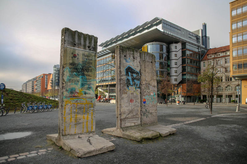 Fragmenty Muru Berlińskiego - dziś możemy spotkać je w wielu miejscach Berlina
