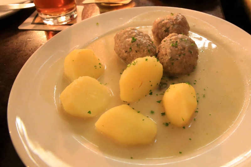 Na zdjęciu klopsy królewieckie (Königsberger Klopse) serwowane w restauracji Max and Moritz