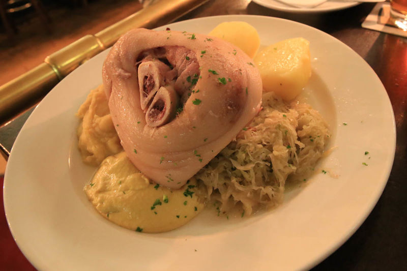 Na zdjęciu golonka po berliński (Eisbein) serwowana w restauracji Max und Moritz