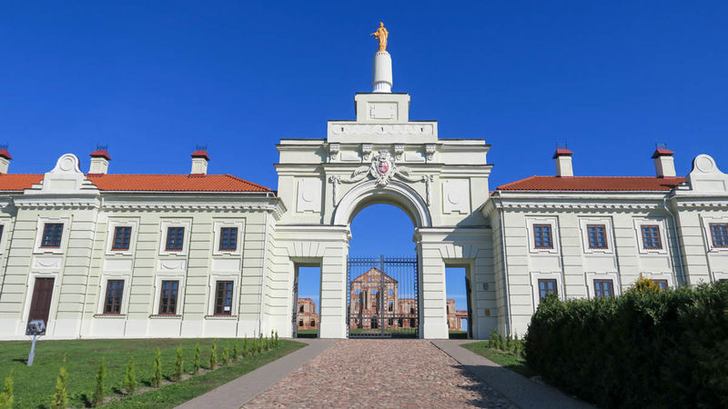 Odbudowana brama wejściowa przy ruinach pałacu Sapiechów w Różanie