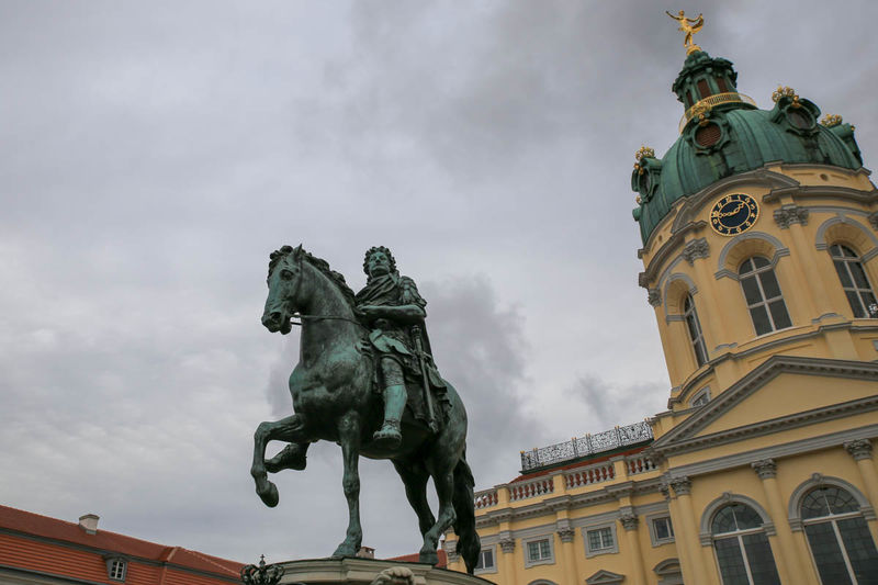 Pomnik konny przed Staryn Pałacem - Charlotternburg w Berlinie / [Za zgodą SPSG