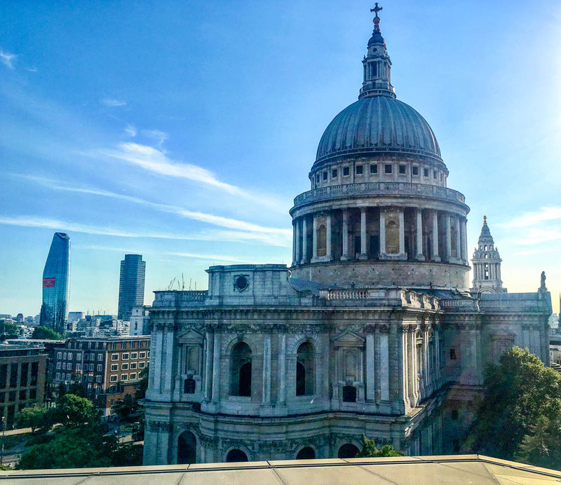 Widok na Katedrę św. Pawła w Londynie z dachu centrum handlowego One New Change