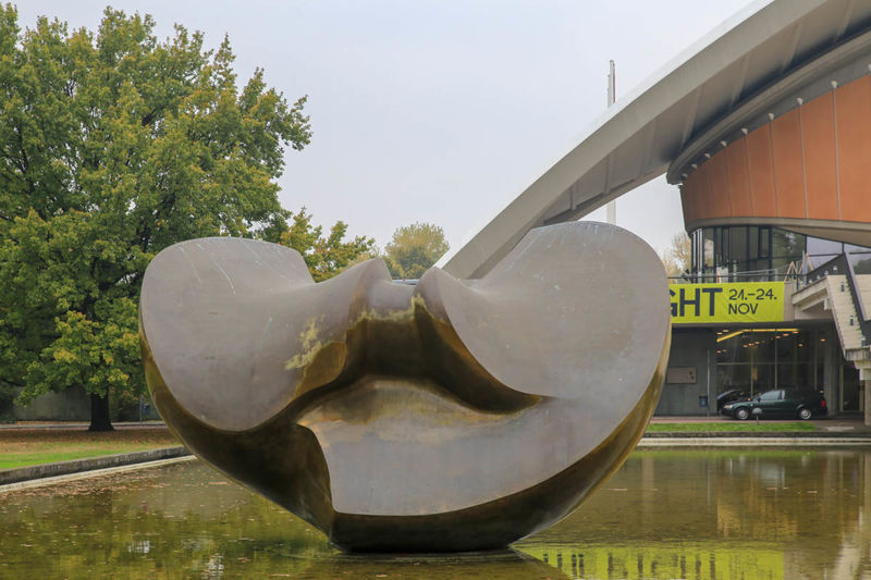 rzeźba przed budynkiem Domu Kultur Świata - Berlin