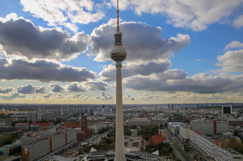 !Widok na wieżę telewizyjną (Berliner Fernsehturm) z tarasu widokowego na wieżowcu Stadt Berlin
