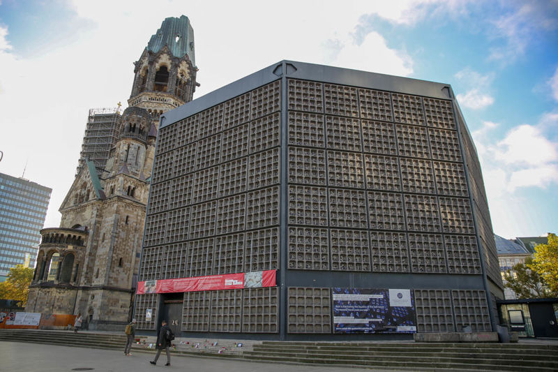 Widok na Stary i Nowy Kościół Pamięci Cesarza Wilhelma w Berlinie