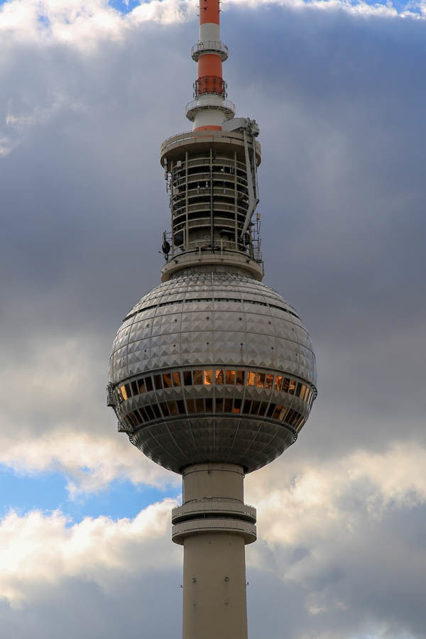 Widok na wieżę telewizyjną (Berliner Fernsehturm) z tarasu widokowego na budynku Stadt Berlin