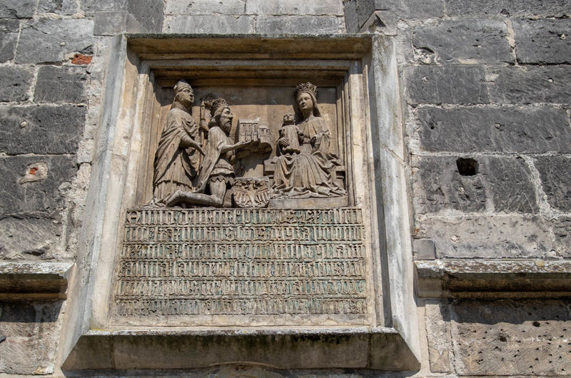 Bazylika kolegiacka Narodzenia NMP w Wiślicy - relief z Kazimierzem Wielkim i arcybiskupem Bodzętą