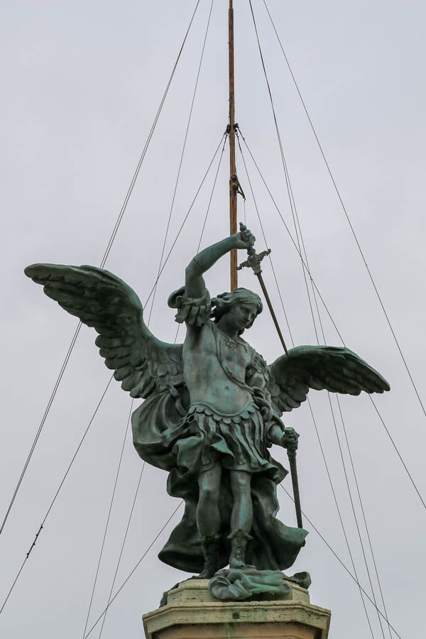 Statua anioła na szczycie Zamku św. Anioła - Rzym
