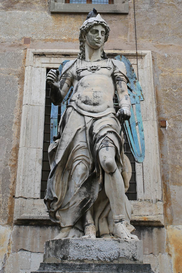 Rzeźba anioła - dziedziniec Zamku św. Anioła - Rzym