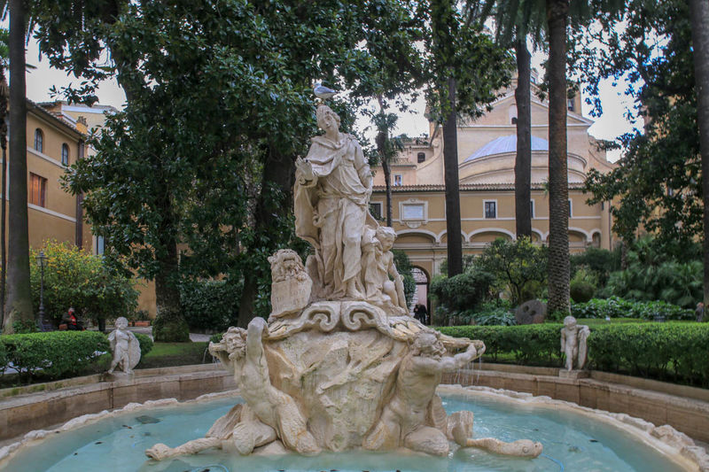 Fontanna w ogrodach na dziedzińcu Pałacu Weneckiego w Rzymie