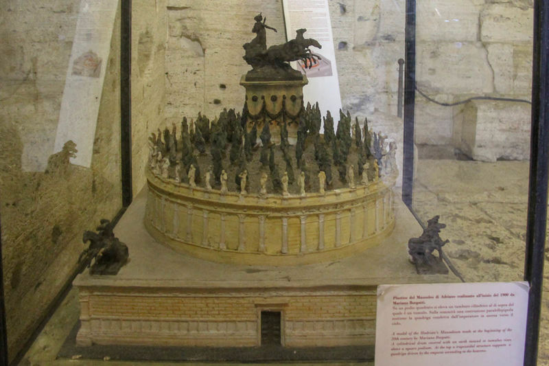 Przypuszczalny wygląd mauzoleum - makieta na Zamku św. Anioła