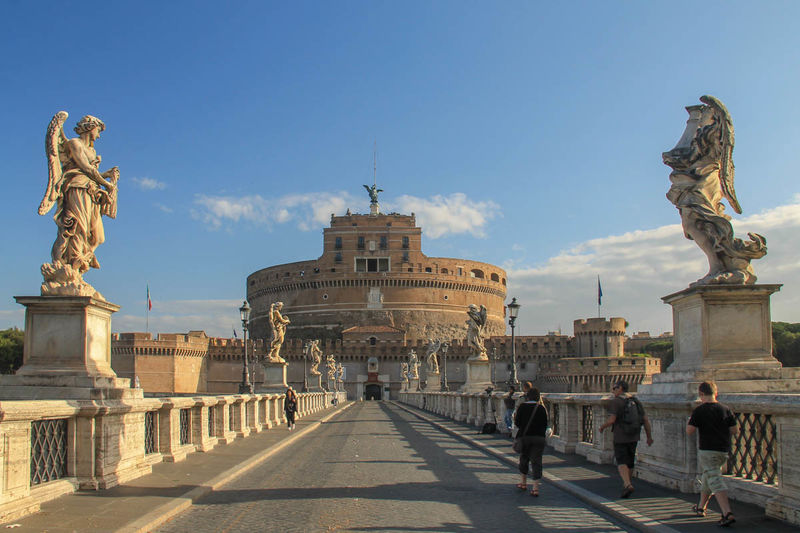Widok na most św. Anioła i Zamek św. Anioła w Rzymie