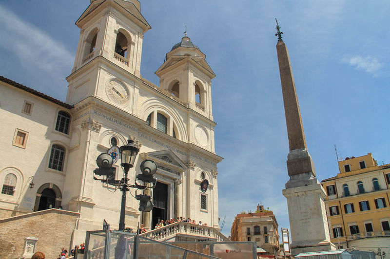 !Plac z obeliskiem i kościołem Trinità dei Monti - na szczycie Schodów Hiszpańskich w Rzymie