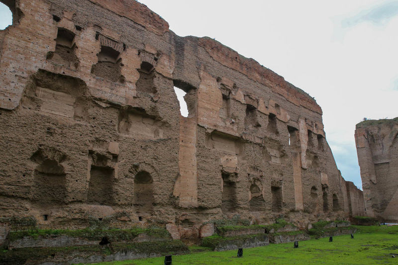 Termy Karakalli w Rzymie - pozostałości basenu (natatio) z widocznymi niszami