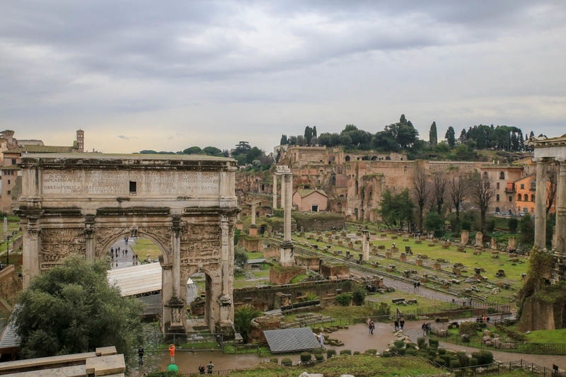 !Rzym - widok na Forum Romanum z punktu widokowego na Kapitolu