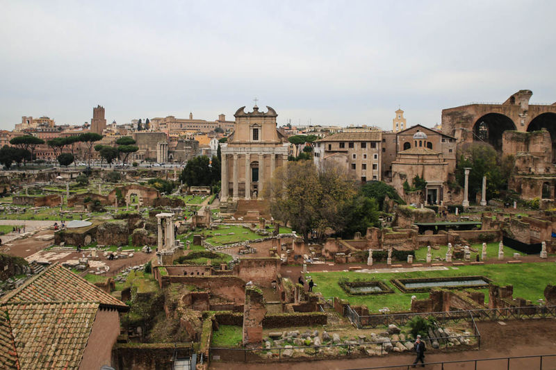Zwiedzanie Forum Romanum w Rzymie