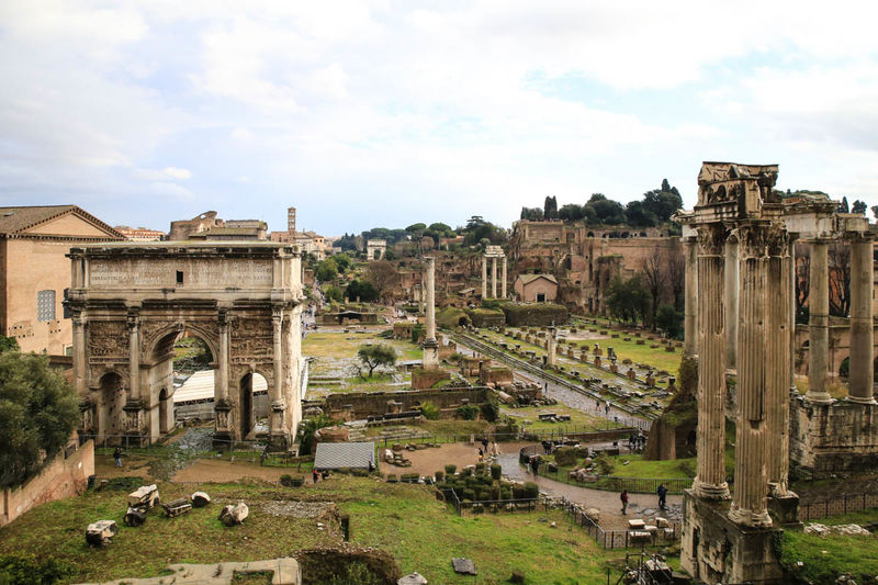 !Widok na Forum Romanum z galerii Tabularium (Muzea Kapitolińskie, Rzym)