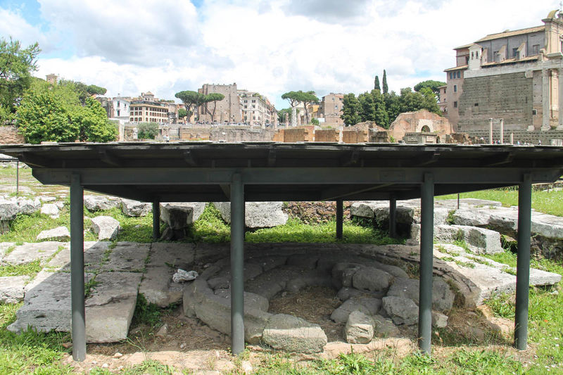 !Lacus Curtius - Forum Romanum w Rzymie