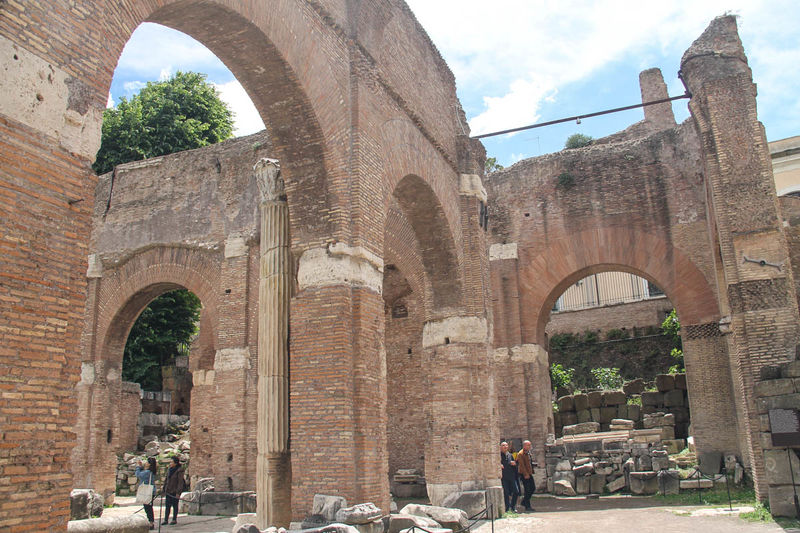 !Bazylika Julia - fragment zachowanego rogu bazyliki - Forum Romanum w Rzymie