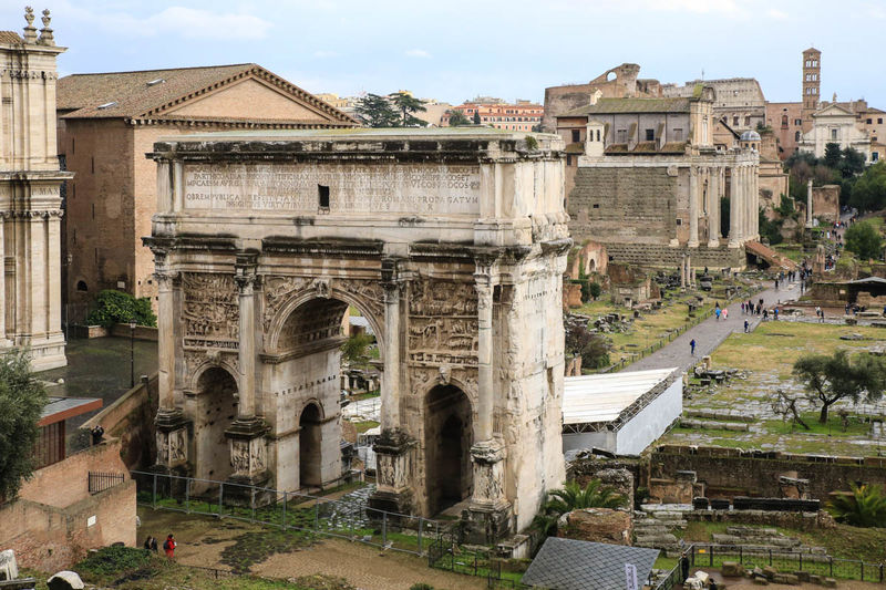 !Łuk Septymiusza Seweryna (Forum Romanum, Rzym) - widok z galerii Tabularium (Muzea Kapitolińskie)