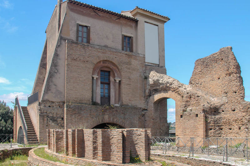 Fontanna przed budynkiem Casina Farnese - Palatyn w Rzymie