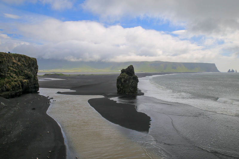 Widok na czarną plażę Reynisfjara z półwyspu Dyrhólaey