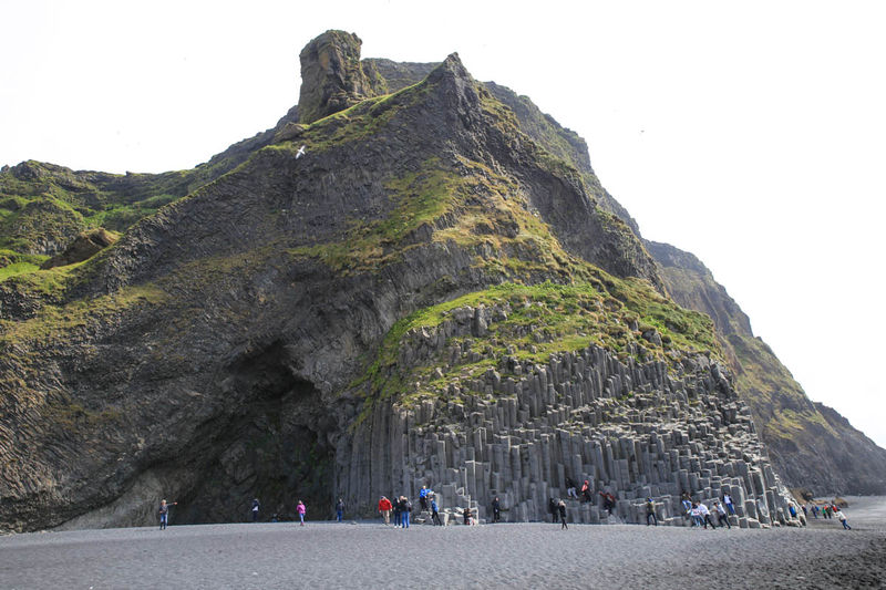 [Czarna plaża Reynisfjara i bazaltowe kolumny(Islandia)]