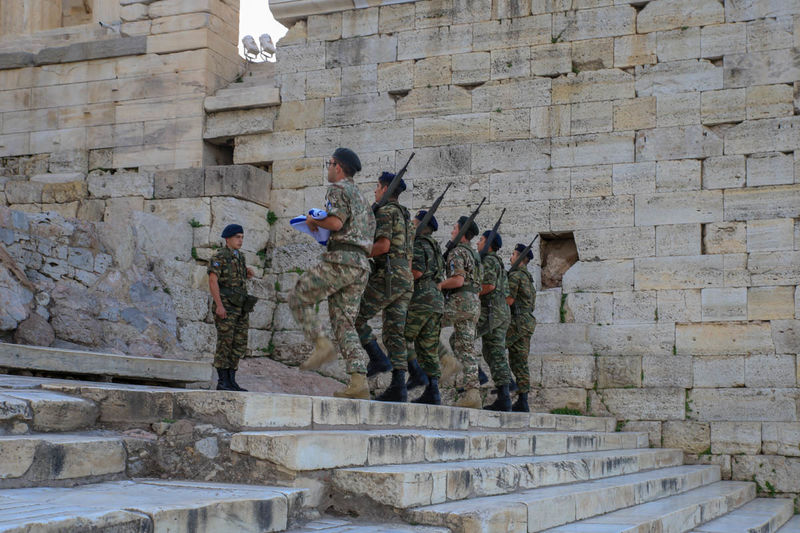!Żołnierze podczas ceremonii zawieszenia flagi - Akropol, Ateny