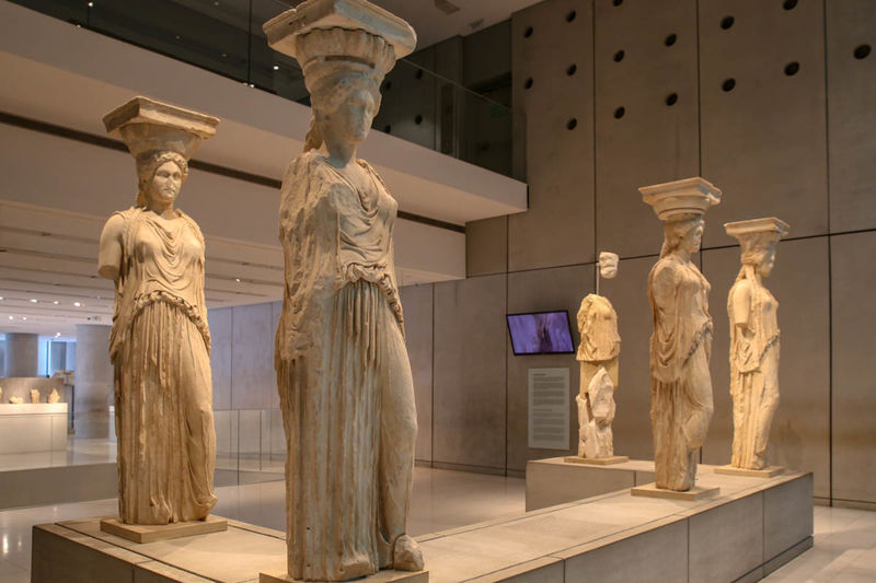Oryginalne kariatydy z Erechtejonu - Nowe Muzeum Akropolu w Atenach