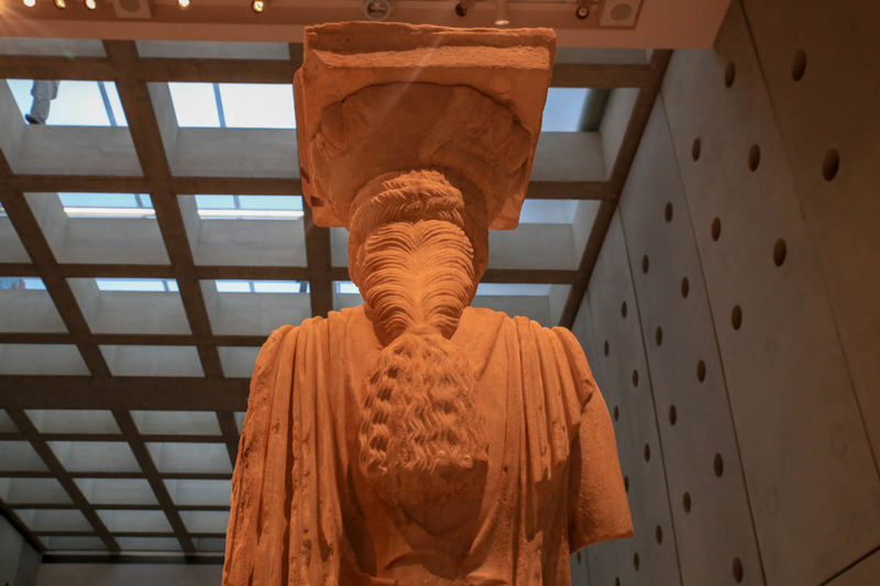 Oryginalne kariatydy z Erechtejonu - Nowe Muzeum Akropolu w Atenach