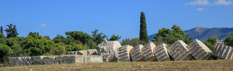Świątynia Zeusa Olimpijskiego w Atenach - przewrócona przez wiatr kolumna
