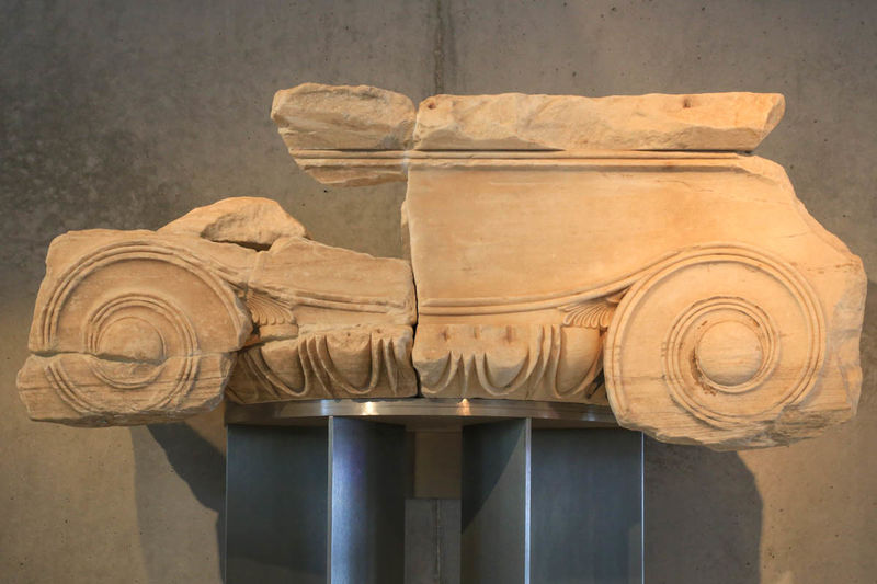 Główna cześć kolumny jońskiej - Nowe Muzeum Akropolu w Atenach