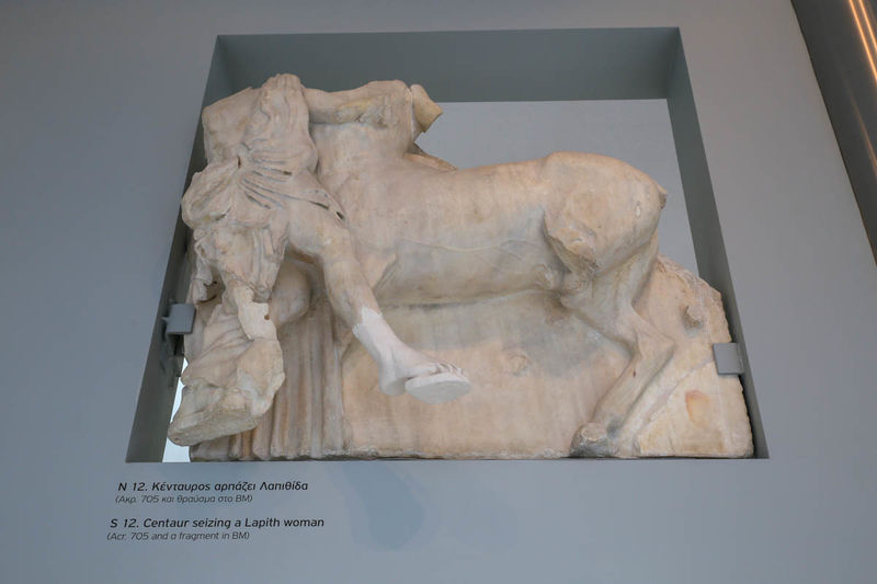 Jedna z rzeźb z Partenonu w Muzeum Akropolu