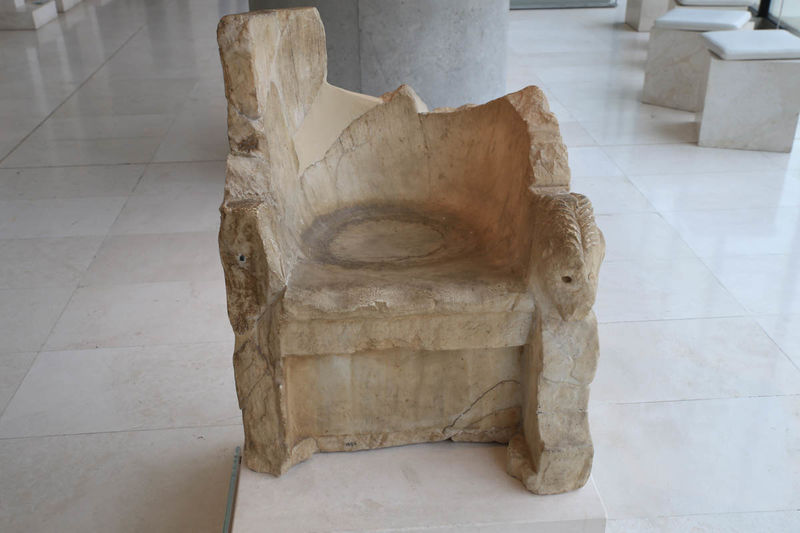 marmurowy tron z Partenonu - Nowe Muzeum Akropolu w Atenach