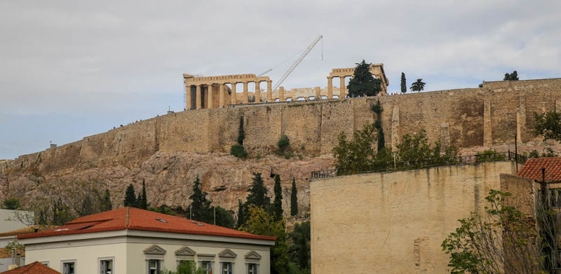 !Widok na AKropol z tarasu widokowego w Nowym Muzeum Akropolu w Atenach