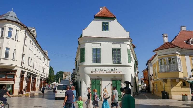 Győr - zabytkowe uliczki i kamienice w centrum miasta