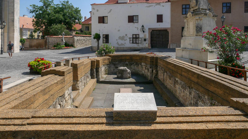 Győr - fundamenty średniowiecznego kościoła św. Łazarza