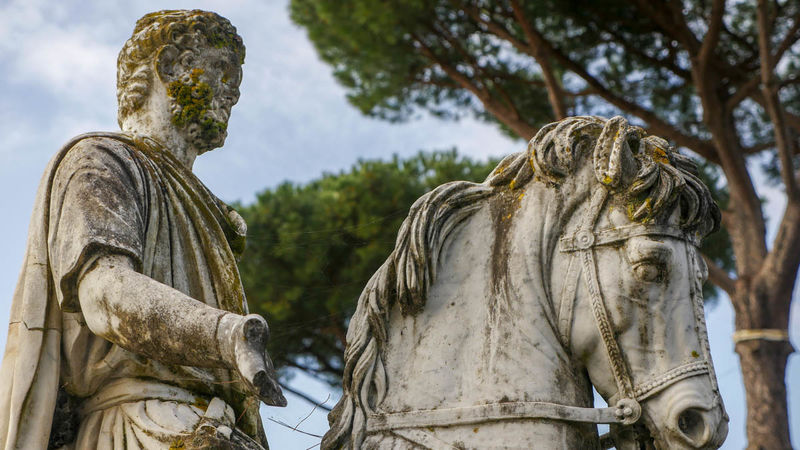 !Castel Gandolfo - pomnik Septymiusza Sewera w ogrodach papieskich