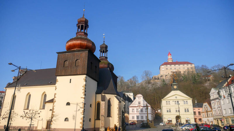 Czechy - centrum Nachodu i widok na zamek
