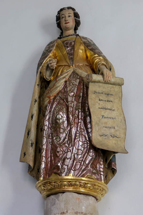 Tyniec - krużganki klasztorne - posąg księżnej Judyty