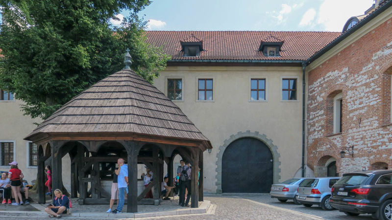 Dziedziniec klasztorny w Tyńcu - zabytkowa studnia