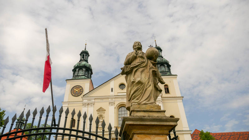 Posąg Chrystusa przed Placem Rajskim - Kalwaria Zebrzydowska