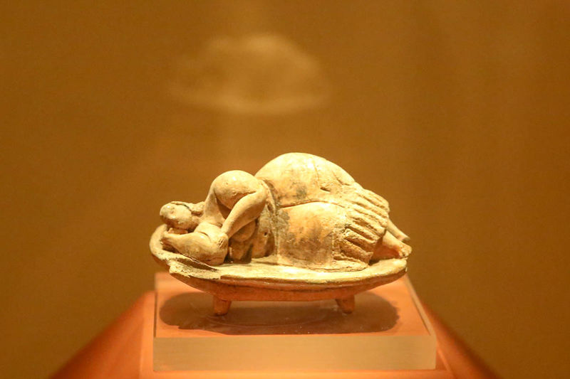 !Figurka śpiącej kapłanki z Hypogeum Ħal Saflieni - obecnie znajduje się w Narodowym Muzeum Archeologicznym w Valletcie (Malta)