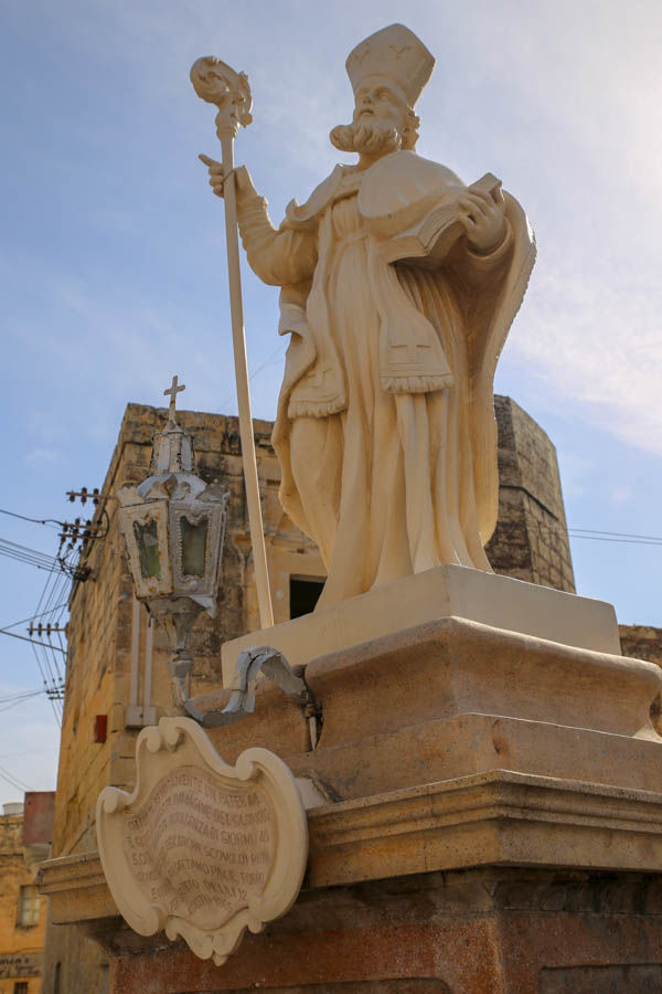 Rzeźba przed Kaplicą św. Katalda (Rabat, Malta)