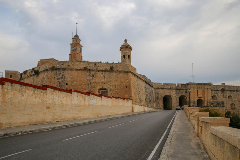 Widok na fortyfikacje i bramę św. Anny - Senglea, Malta