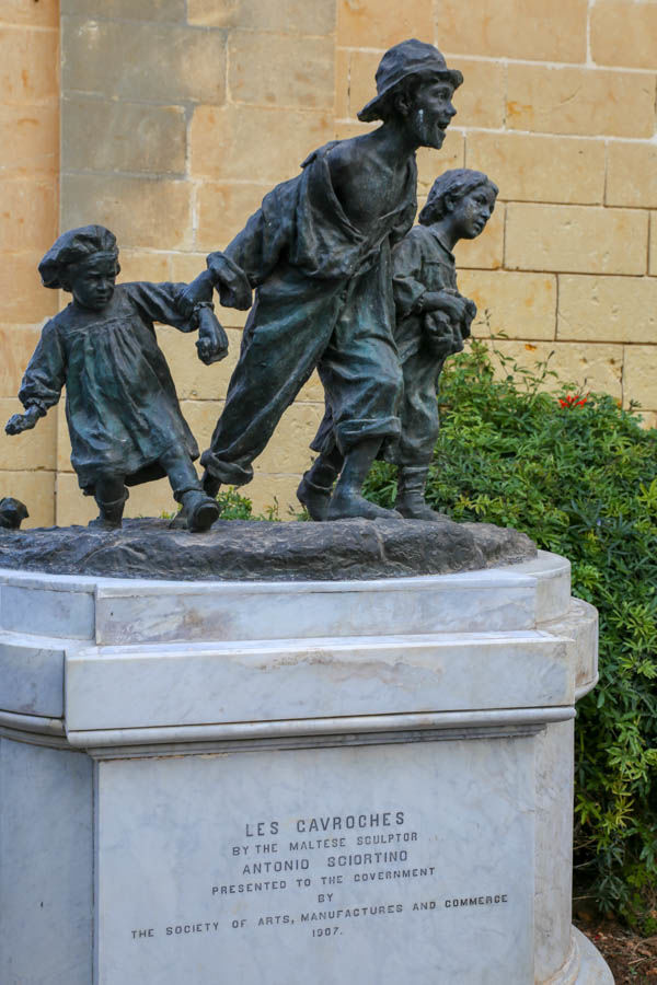 Górne ogrody Barrakka - rzeźba Les Gavroches (Valletta)